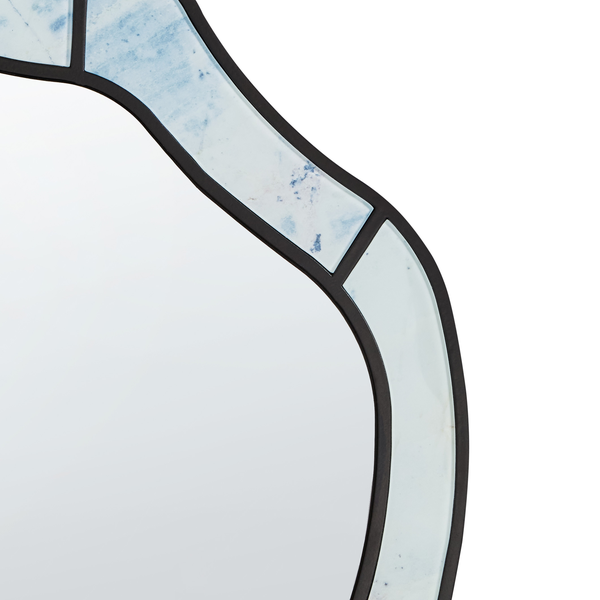 Detailansicht eines Spiegels mit Rahmen