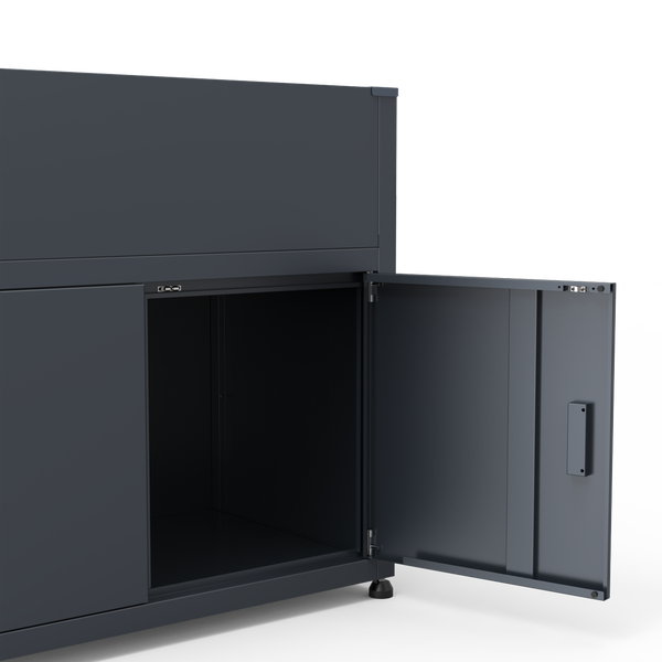 Metall-Geräteschrank mit einer geöffneten Tür, Blick in das leere Innenfach, anthrazit.