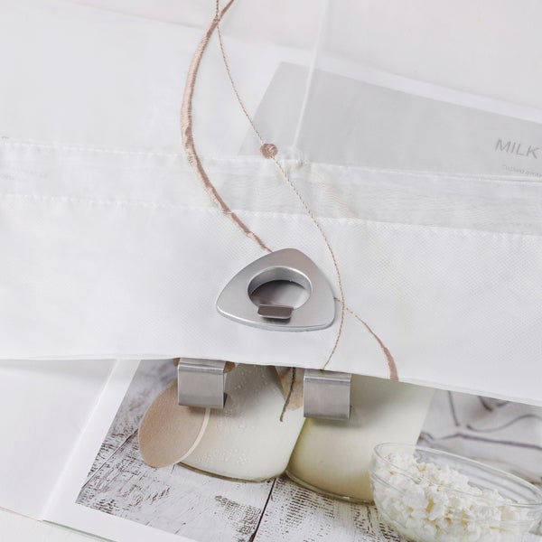 Dekoschals mit Muster und Metallklammern