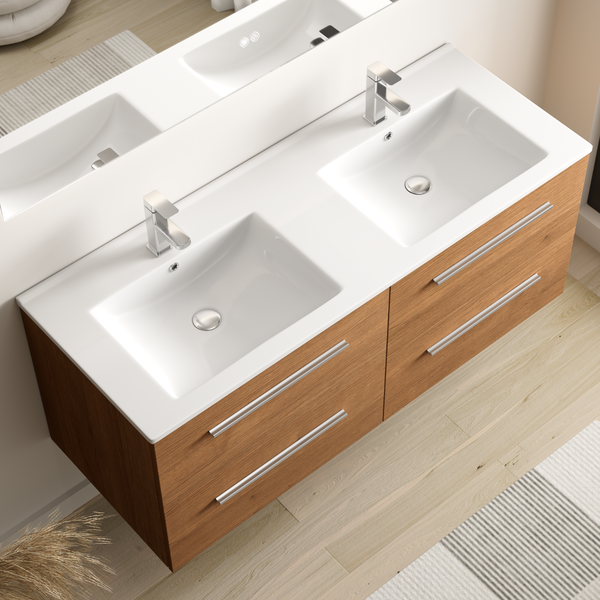 Moderner Doppelwaschtisch aus Holz mit zwei Waschbecken, zwei Armaturen und Schubladen in einem Badezimmer.