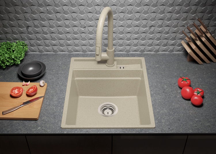 Spüle mit Wasserhahn auf Küchentheke mit Lebensmitteln und Messern