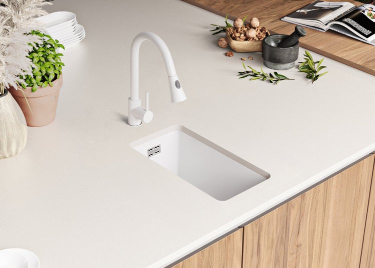 Küchenspüle mit Wasserhahn auf einer Küchentheke