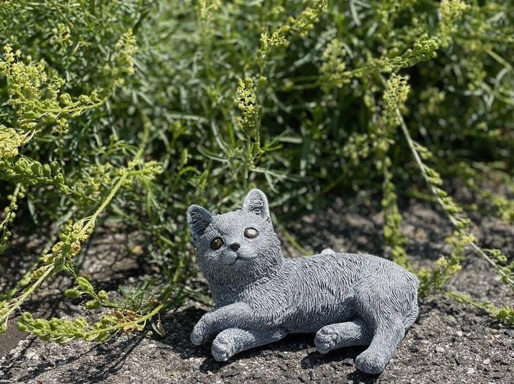 Dekorative Katzenfigur aus Kunststein liegend für den Garten