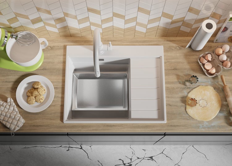 Küchenszene mit Spüle, Armatur und Backutensilien auf einer Arbeitsplatte