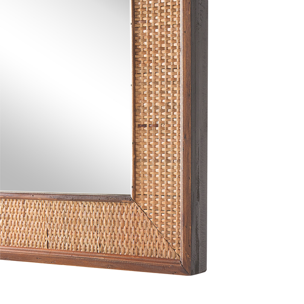 Detailansicht eines Spiegels mit Rahmen aus Rattan und Holz