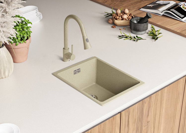 Küchenspüle mit Armatur auf einer Arbeitsplatte