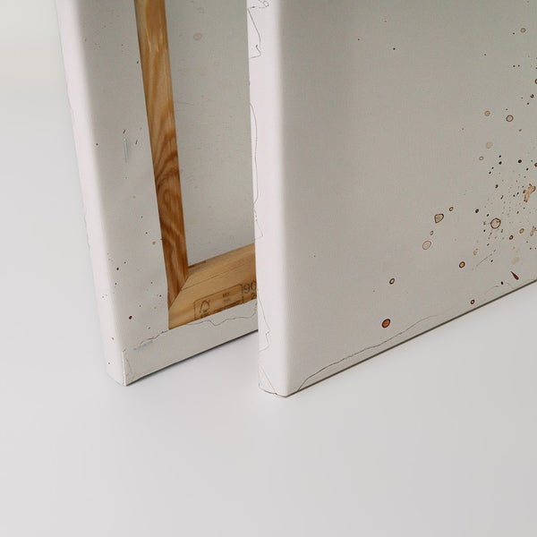 Zwei Leinwände mit Holzrahmen