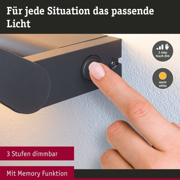 Finger drückt auf den Touchschalter einer dimmbaren Wandleuchte mit drei Helligkeitsstufen und warmweißem Licht sowie Memory Funktion.