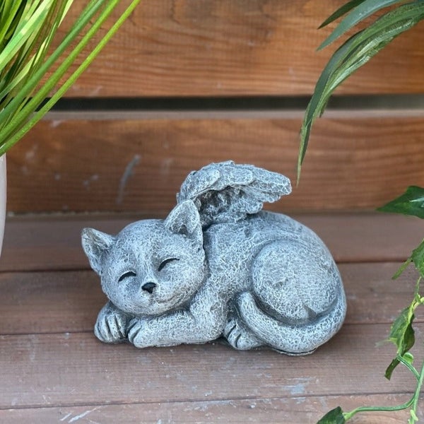 Gartenfigur schlafende Katze mit Engelsflügeln aus Stein
