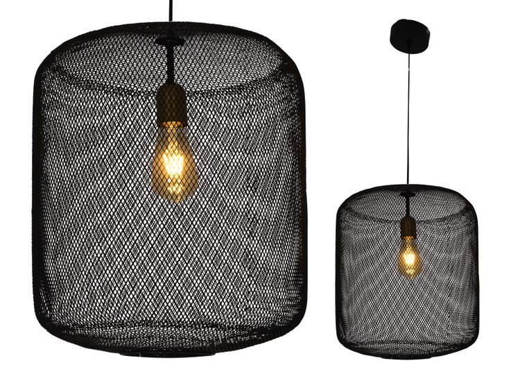 Helles Esszimmer mit Esstisch, Stühlen, Pendelleuchte und grafischem Teppich