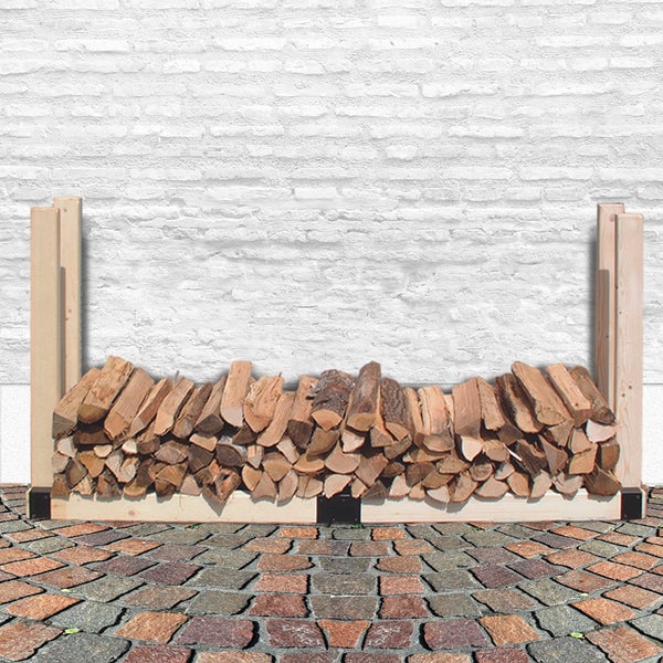 Holzlege aus Kiefernholz mit stabilen Metallverbindern zum Stapeln von Brennholz im Außenbereich