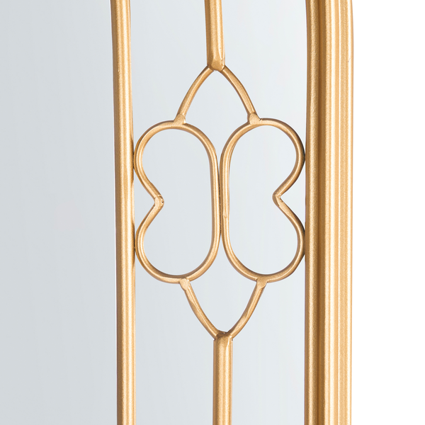 Detailansicht eines goldenen Metallgestells mit dekorativem Ornament