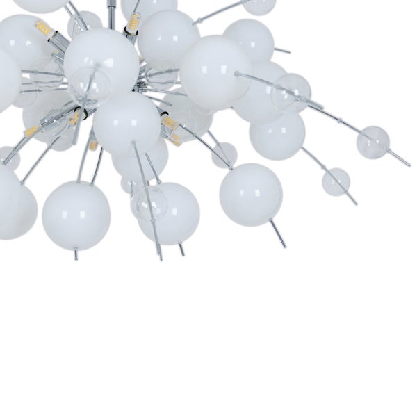 Helles Wohnzimmer mit Bank, Kissen, Lampe und dekorativen Elementen.
