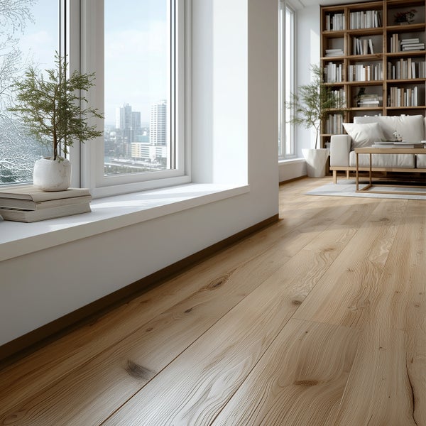 Heller Wohnraum mit Holzboden, Fensterbank mit Dekoration und Bücherregal