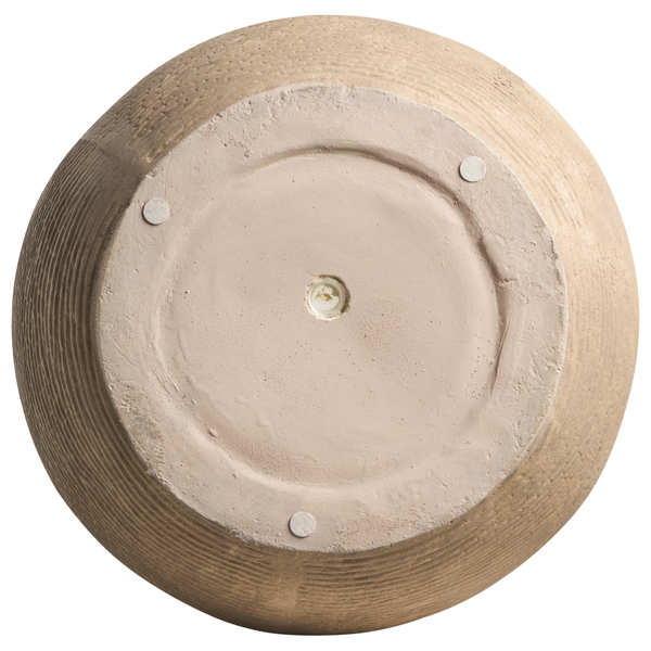 Unterseite eines Blumentopfs aus Keramik mit Füßen