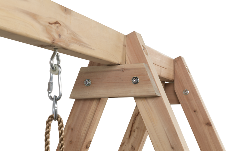 Detailansicht eines Schaukelgerüsts aus Holz mit Seilaufhängung und Schrauben