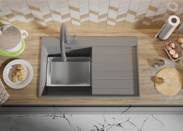 Küchenszene mit Spüle, Armatur und Backutensilien auf einer Arbeitsplatte