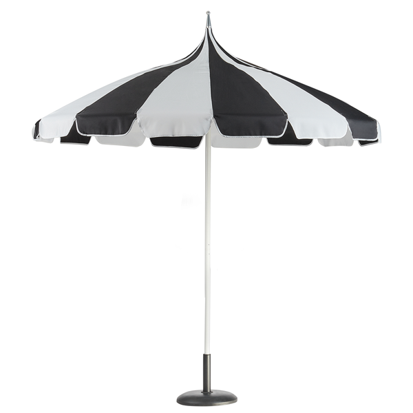 Schwarz-weiß gestreifter Sonnenschirm mit Volant, runder Form und Pagodendach auf weißem Stock.