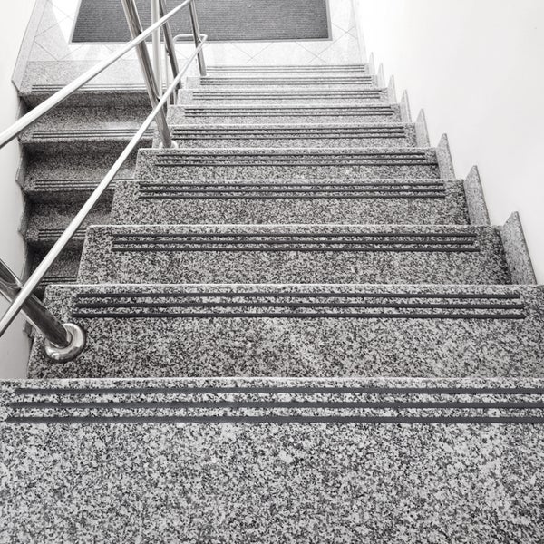 Treppe mit Edelstahlgeländer und rutschfesten Streifen