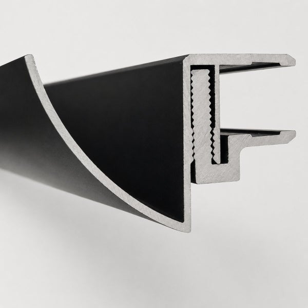 Aluminiumprofil in Schwarz, Querschnitt mit gebogener Vorderseite und Befestigungsmechanismus.