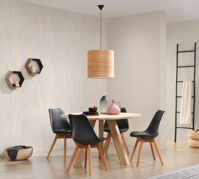 Wohnzimmer mit grünem Sofa, Holztisch und Liege auf einem Teppich