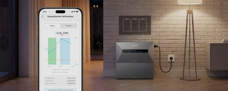 Anker SOLIX Energiespeichersystem in einem Wohnraum mit Smartphone-App zur Steuerung des dynamischen Tarifmodus.