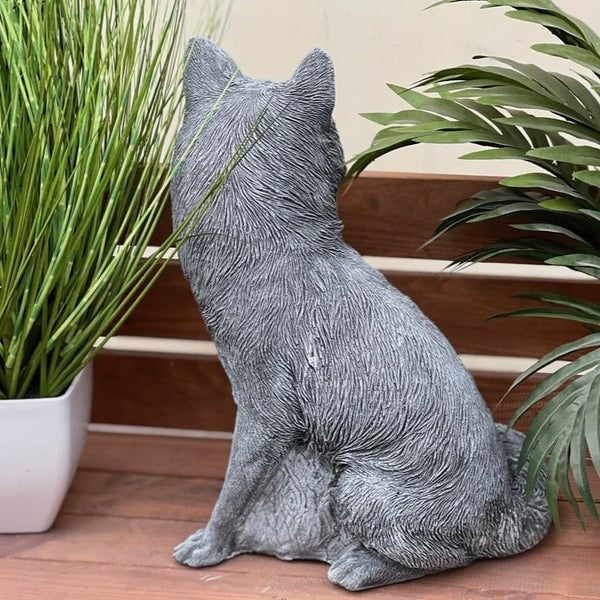 Gartenfigur in Fuchsform aus Steinoptik, sitzender Fuchs als dekorative Tierfigur für den Außenbereich.