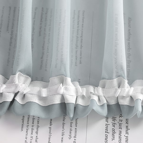 Dekorative Gardine mit Textmuster und Rüschen