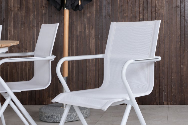 Gartenstuhl mit Armlehnen und Metallgestell