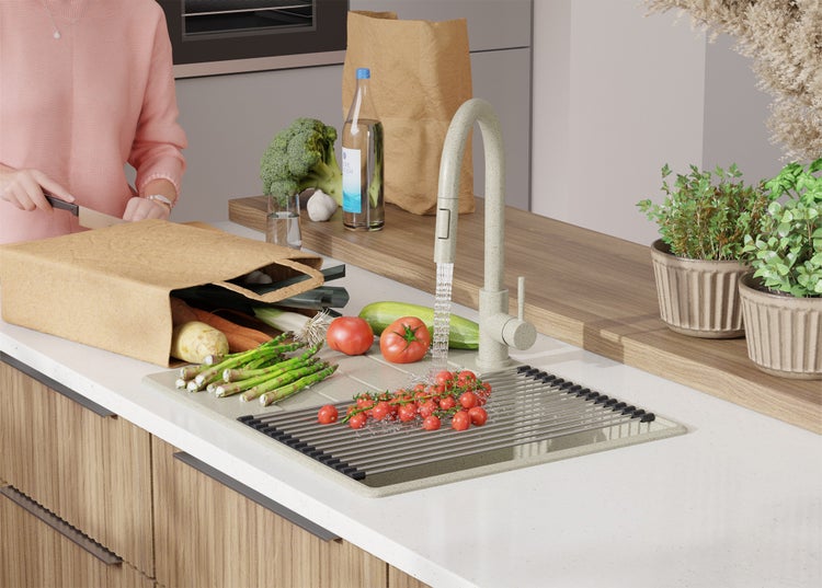 Küchenszene mit Spüle, Armatur und frischem Gemüse