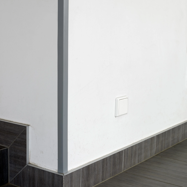 Wand mit Lichtschalter und Sockelleiste
