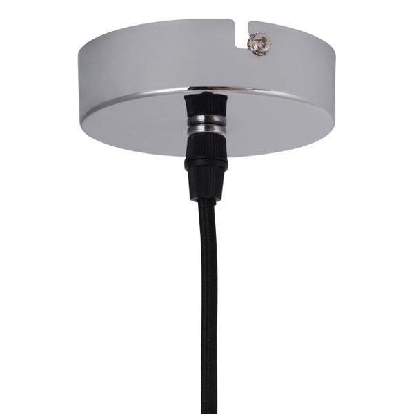 Detail einer Pendelleuchte mit Chrombeschichtung