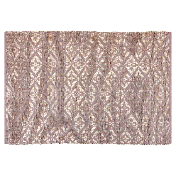 Rechteckiger gewebter Teppich mit geometrischem Rautenmuster in Altrosa und Beige.