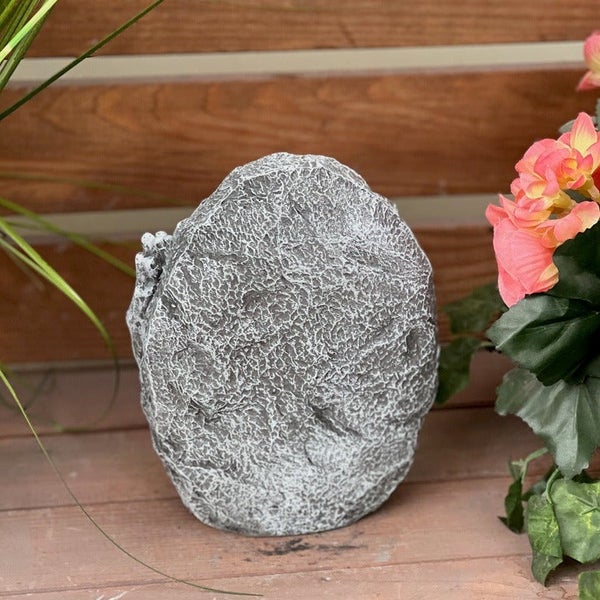 Steinattrappe als Schlüsselversteck aus wetterfestem Material im Garten