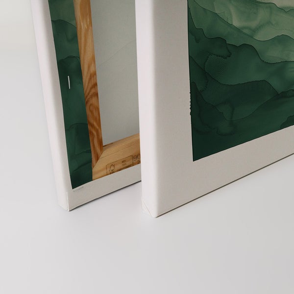 Detailansicht von zwei Leinwandbildern mit Holzrahmen