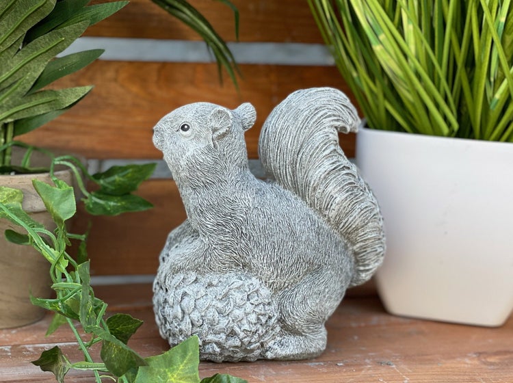 Dekorative Eichhörnchen Gartenfigur aus Stein mit Zapfen für den Außenbereich