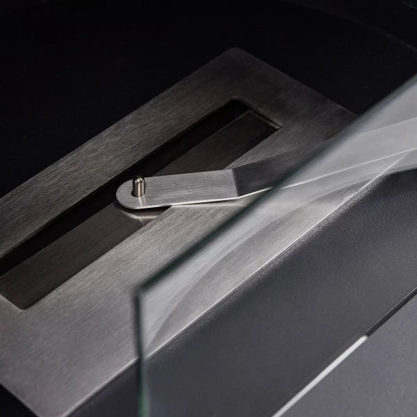 Detailansicht eines Ethanolkamins mit Edelstahl-Brenner und Glasabdeckung