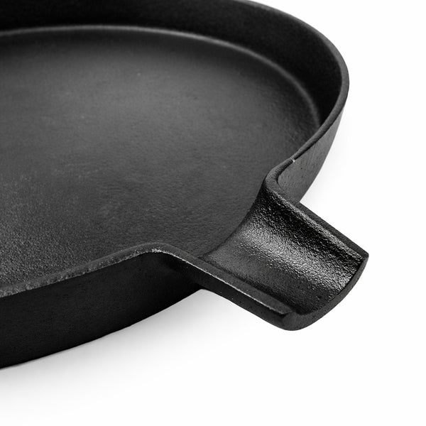 Detailaufnahme einer schwarzen Gusseisenpfanne mit Ausgießer