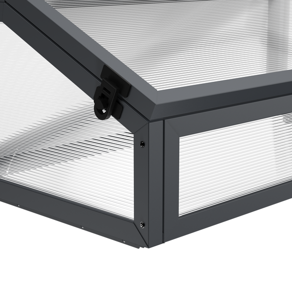 Nahaufnahme eines Frühbeets mit Aluminiumrahmen, Polycarbonatplatten und einem Verschluss.