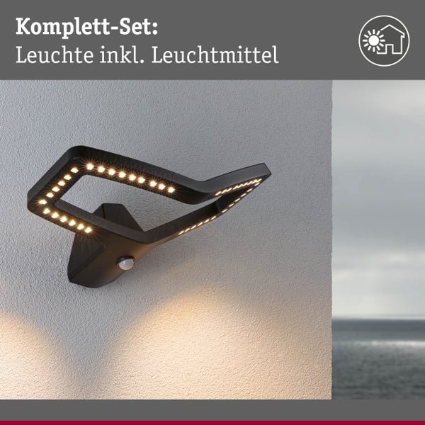 Quadratische LED Außenwandleuchte mit Bewegungsmelder an einer Hausfassade bei Dämmerung.