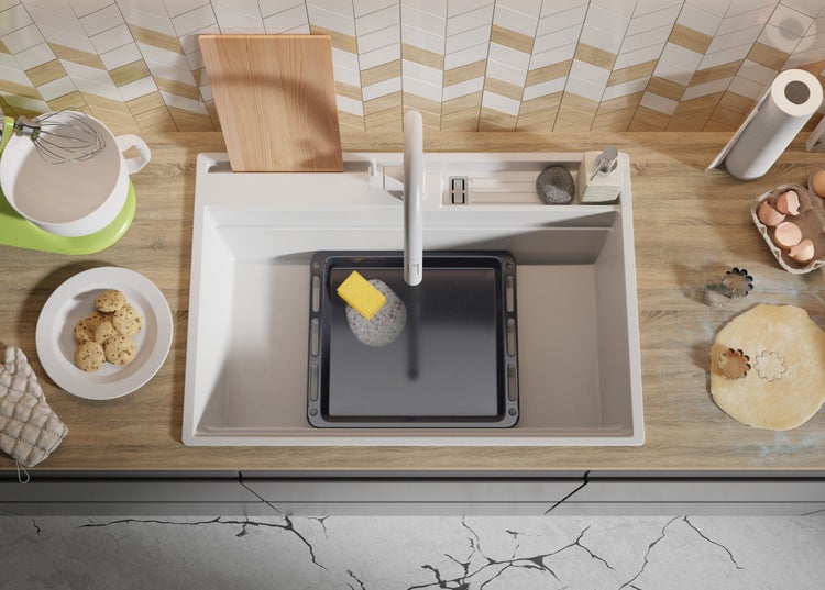 Küchenszene mit Spüle, Spültuch, Backblech, Teig und Küchenutensilien