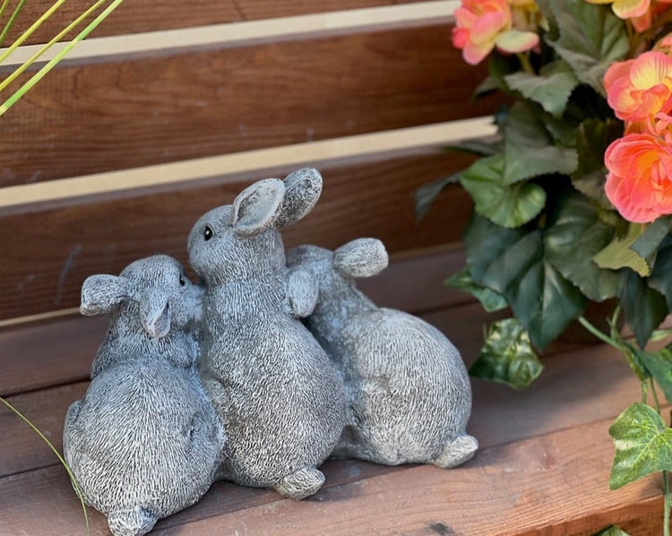 Deko Hasenfigur aus Steinguss für den Garten als Tischdekoration