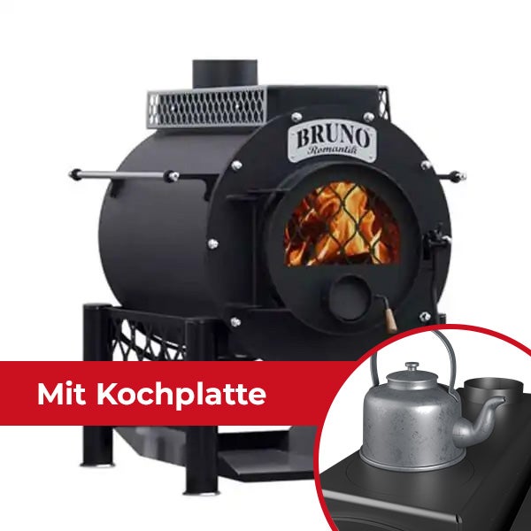 Holzofen mit Brennholz unter dem Ofen und Feuer im Ofen