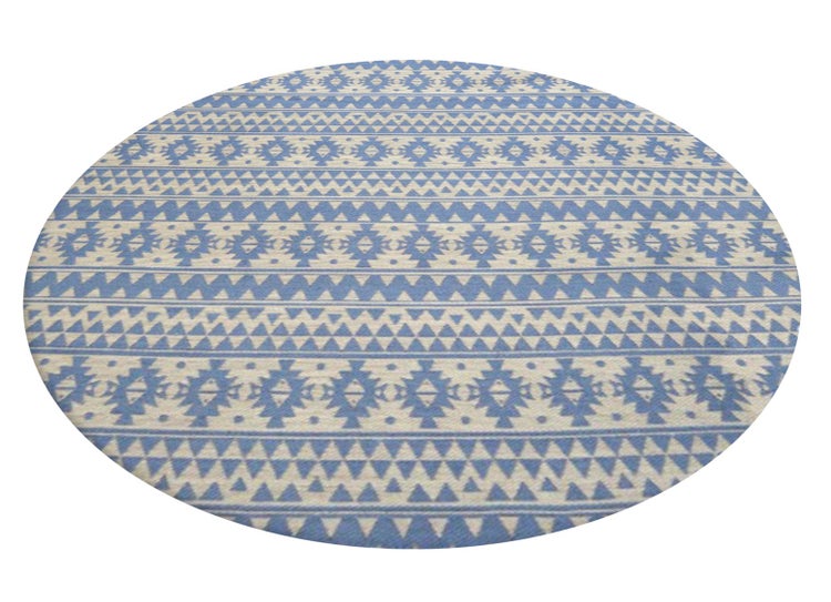 Runder Teppich mit blau-weißem Ethno-Muster und geometrischen Formen.