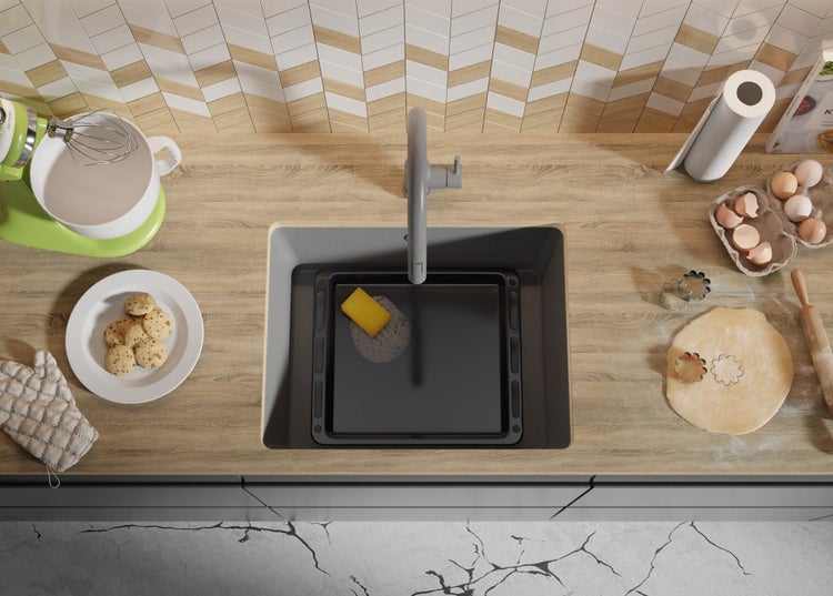 Draufsicht auf eine Küchenszene mit Spüle, Küchenmaschine und Backzutaten