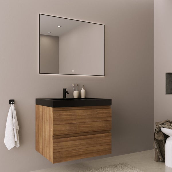 Moderner Waschtischunterschrank in Holzoptik mit schwarzem Waschbecken und großem beleuchtetem Spiegel in einem minimalistischen Badezimmer.