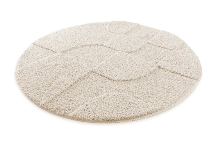 Beigefarbener Rundteppich mit Hochflor und eingearbeitetem geometrischem Muster.