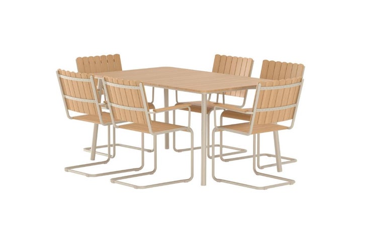 Gartenmöbel-Set aus hellem Holz und beigem Metall bestehend aus einem rechteckigen Tisch und vier Freischwinger-Stühlen.