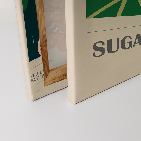 Nahaufnahme von zwei Leinwandbildern mit geometrischen Formen und Schriftzügen auf einem Holzrahmen