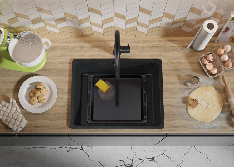 Küchenszene mit Spüle, Armatur, Geschirr und Zutaten zum Backen.